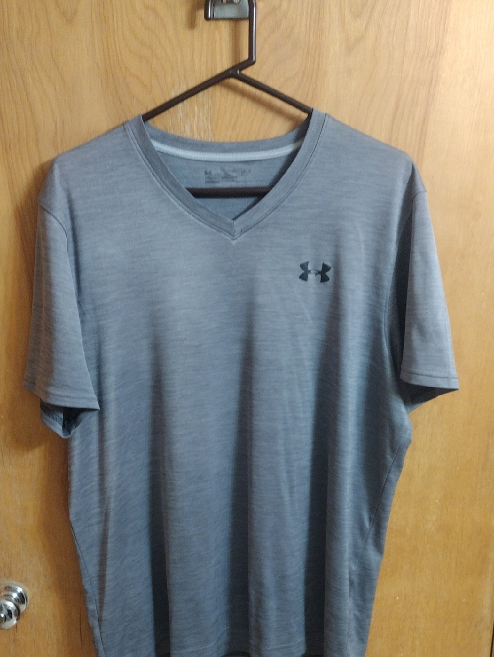 Under Armour Men’s Heather Gray V-Neck Athletic Tee Size L
